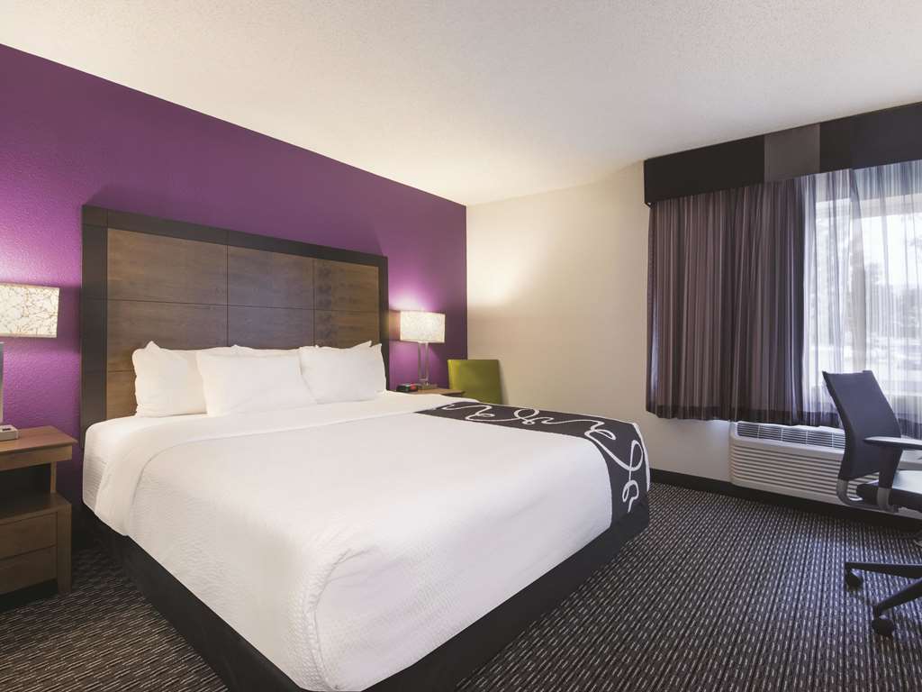 La Quinta Inn & Suites by Wyndham Hartford Bradley Airport - photo 13