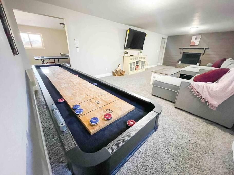Pet Friendly Ping Pong Game Room Family Gathering in Colorado Springs, United States