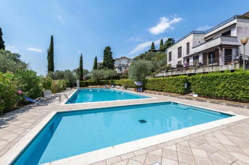 Gardoncino apartment with pool — 4-Star Luxury Hotel in Gardone Riviera, Italy