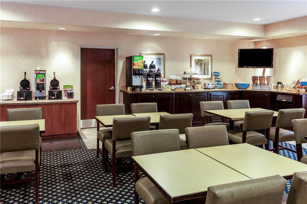 La Quinta Inn & Suites by Wyndham Milwaukee SW New Berlin - photo 19