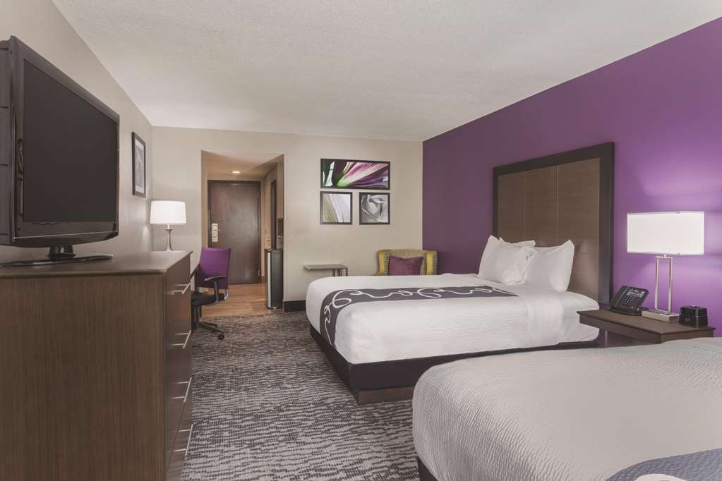 La Quinta Inn & Suites by Wyndham Columbus North - photo 21