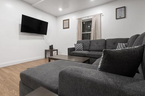 Large 5BR 2BA just minutes from the Falls in Niagara Falls, United States