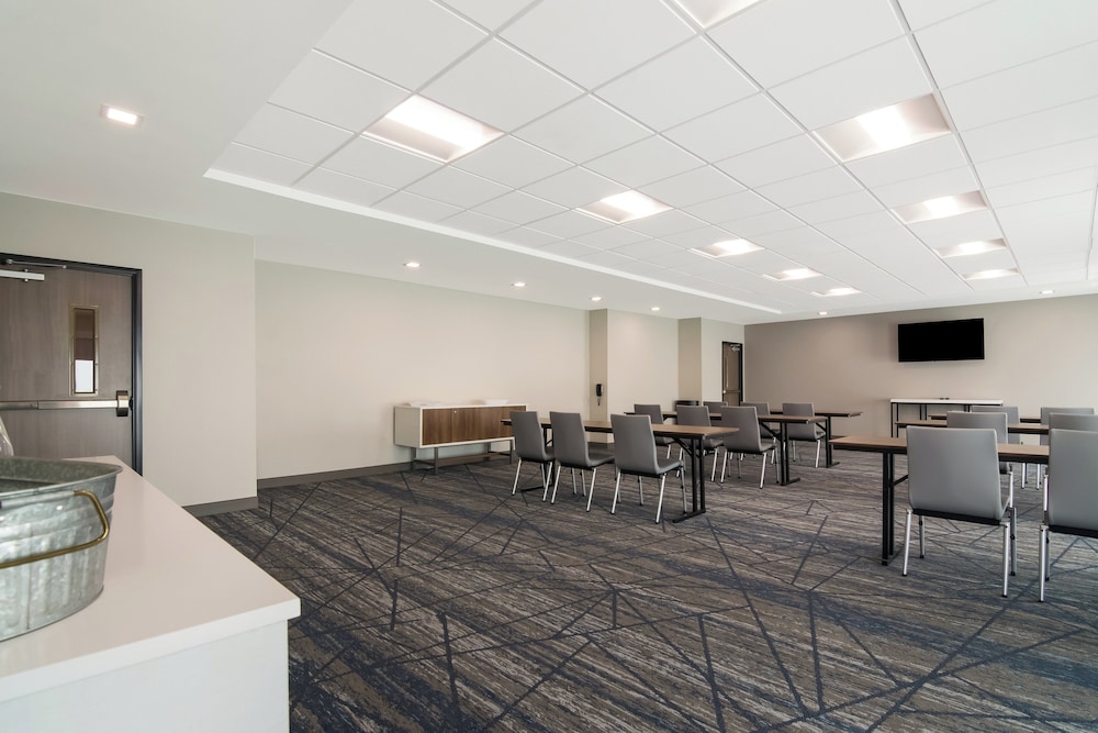 Holiday Inn Express & Suites Springdale Fayetteville Area - photo 45