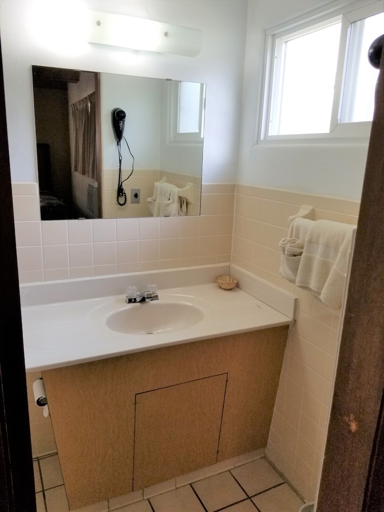 Hillcrest Motel - photo 17