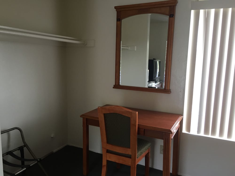 Golden Hills Motel - photo 12