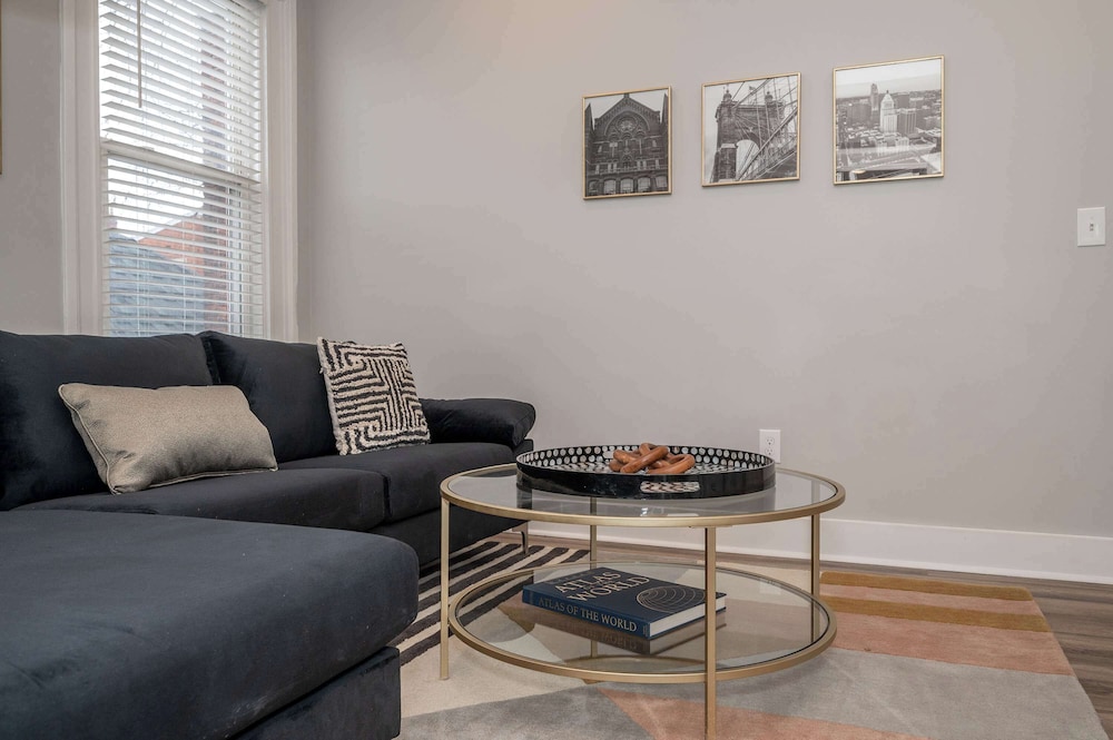 Luxe Spot Suites — Covington