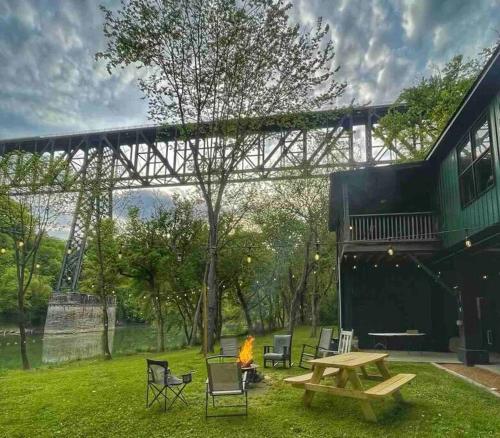 Highbridge River Cabin — 4-Star Luxury Hotel in Wilmore, United States