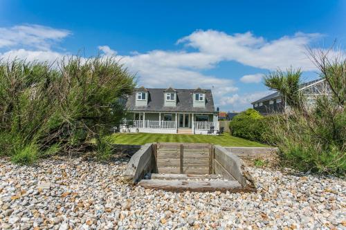 Sunshine Beachfront home in Bracklesham Bay — 4-Star Luxury Hotel in Chichester, United Kingdom