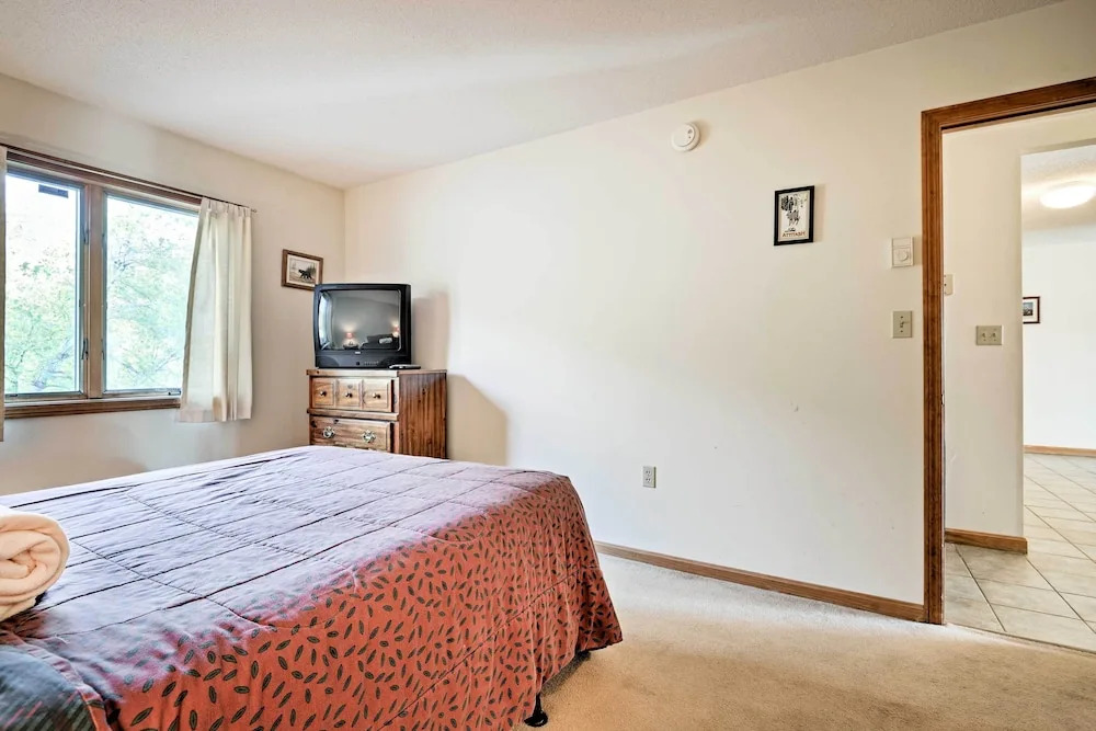 4 Mi to Cranmore Mtn All Season Intervale Escape — 4-Star Luxury Hotel in Bartlett, United States