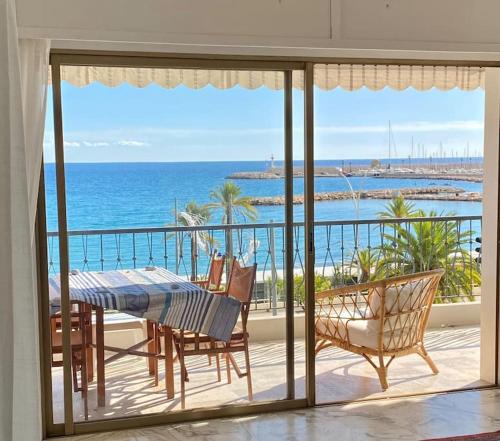 Le Garavan Vue Mer Plage Clim Terrasse in Menton, France