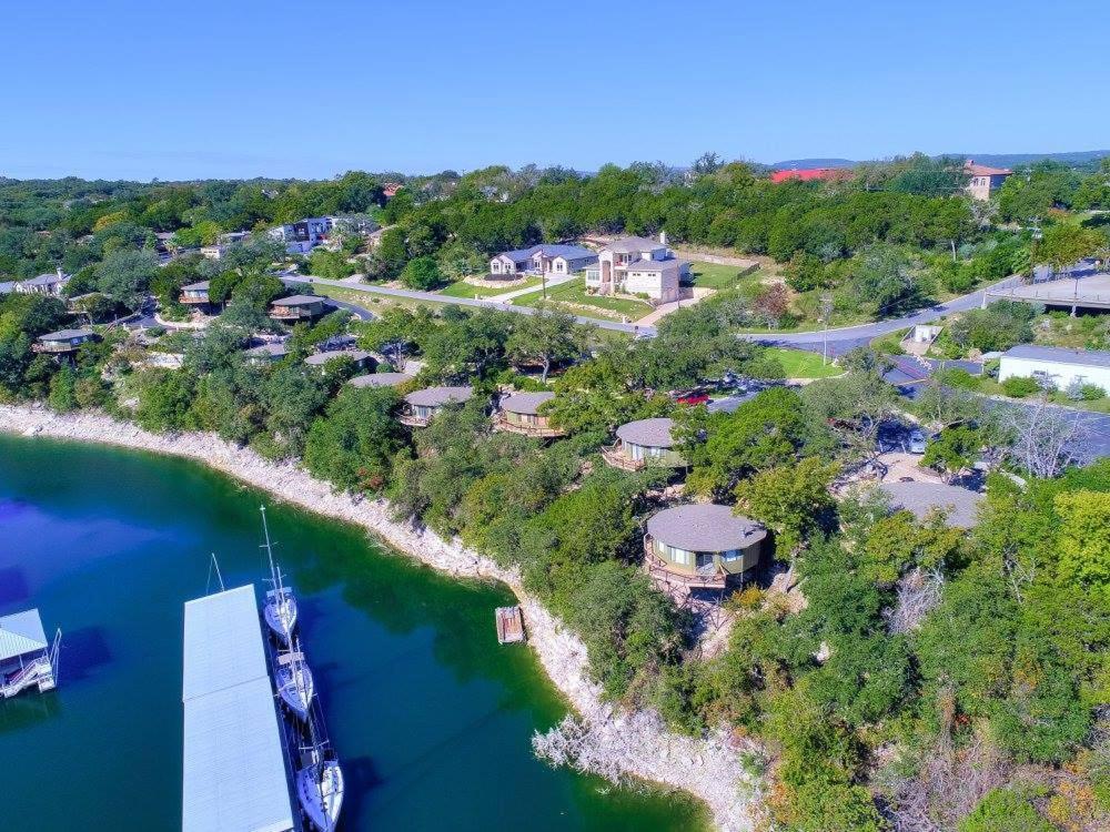 Lakefront Bungalow with Community PoolHot Tub #1 — 4-Star Luxury Hotel in Lakeway, United States