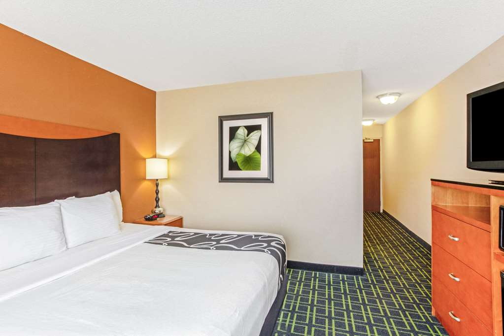 La Quinta Inn & Suites by Wyndham Manassas Battlefield - photo 33