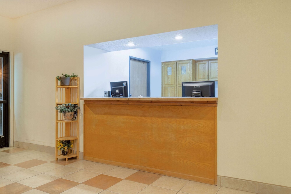 Super 8 by Wyndham Pendleton - photo 2