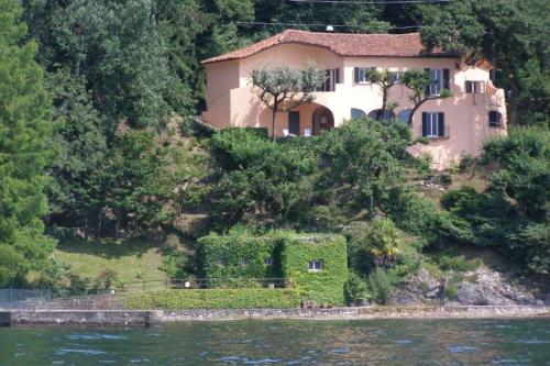Stunning architectural villa with direct access to lake — 4-Star Luxury Hotel in Leggiuno, Italy