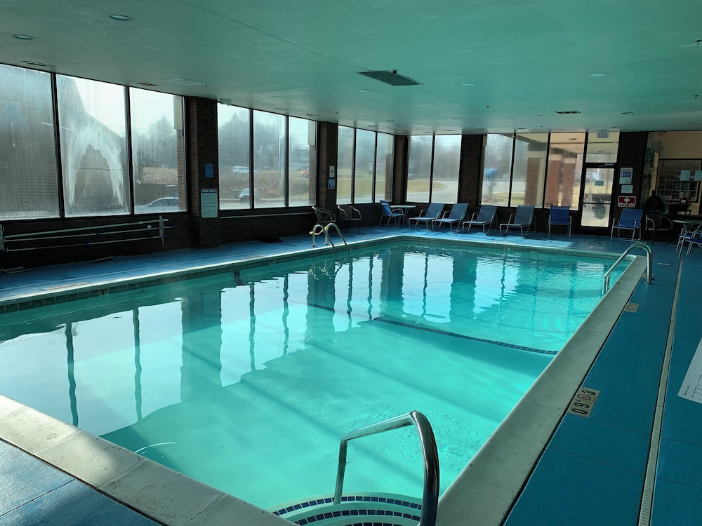 Red Roof Inn & Suites Lake Orion Auburn Hills - photo 14