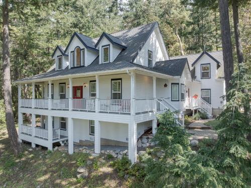 Exceptional Hot Tub Pickleball Close to Town — hotel near Orcas Island Airport