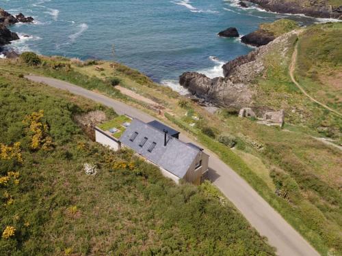 Cliff top Cottage on Coast Path w Panoramic Views — 4-Star Luxury Hotel in Haverfordwest, United Kingdom