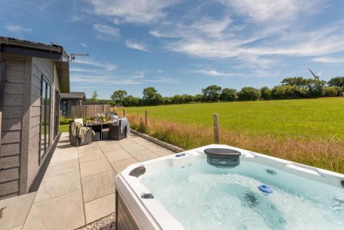 Forget Me Not Lodge Hot Tub and Free Parking — 4-Star Luxury Hotel in Lifton, United Kingdom