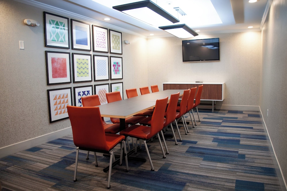 Holiday Inn Express and Suites Overland Park by IHG - photo 33