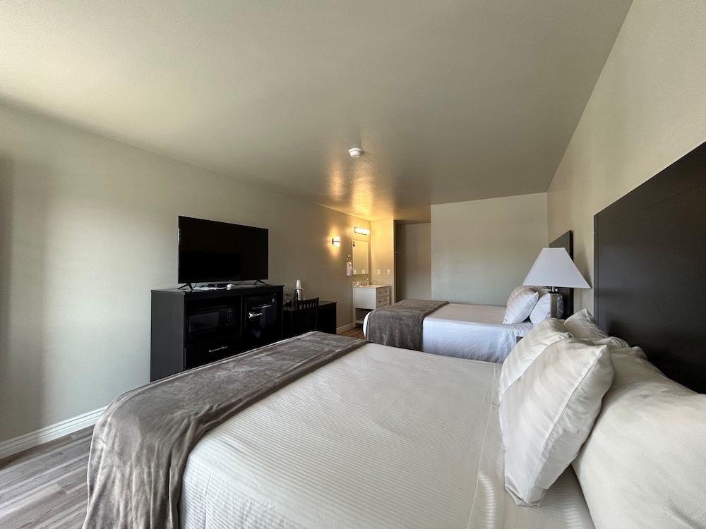 Hwy 50 Inn - photo 4