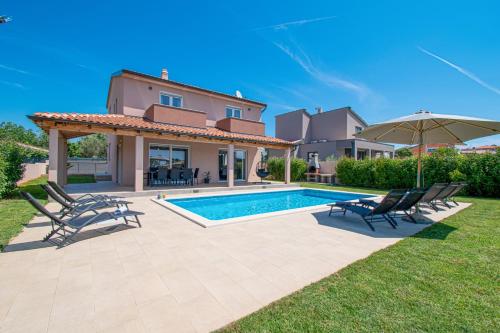 Villa Enjoy mit privatem Pool by Istrabook — 4-Star Luxury Hotel in Pula, Croatia
