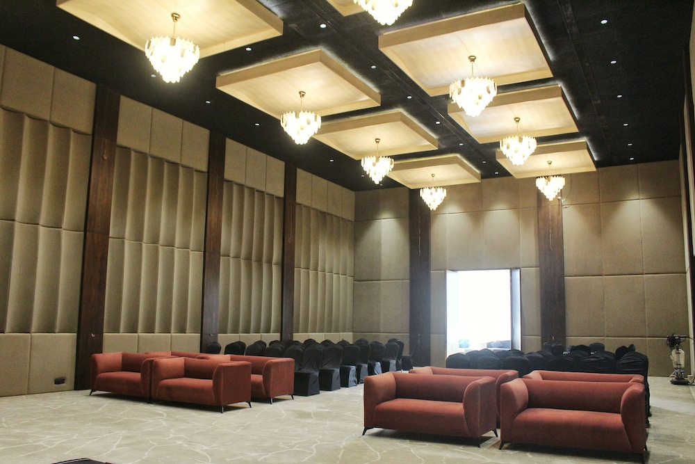 Hotel Red Diamond in Bilaspur, India