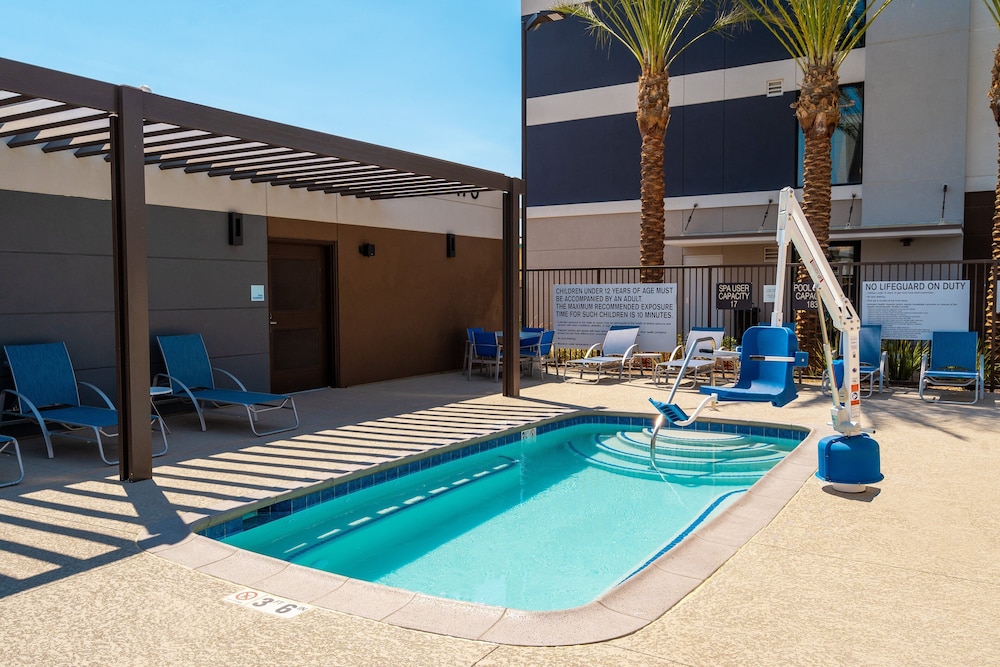 Holiday Inn Express & Suites Las Vegas E Tropicana by IHG - photo 19