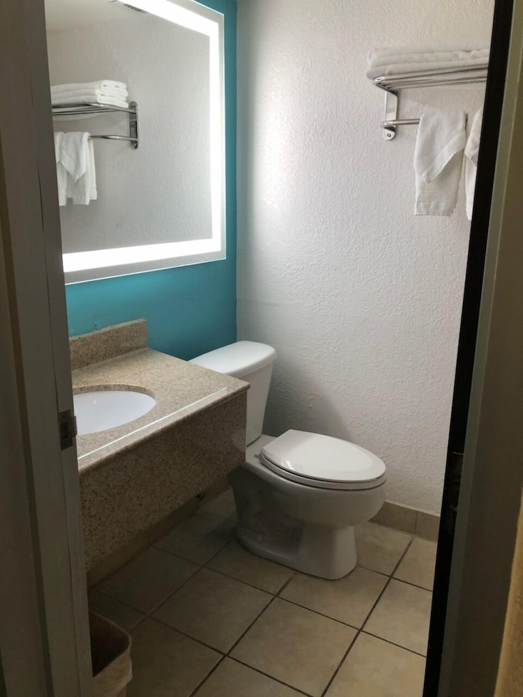 Howard Johnson by Wyndham Winter Haven FL - photo 44