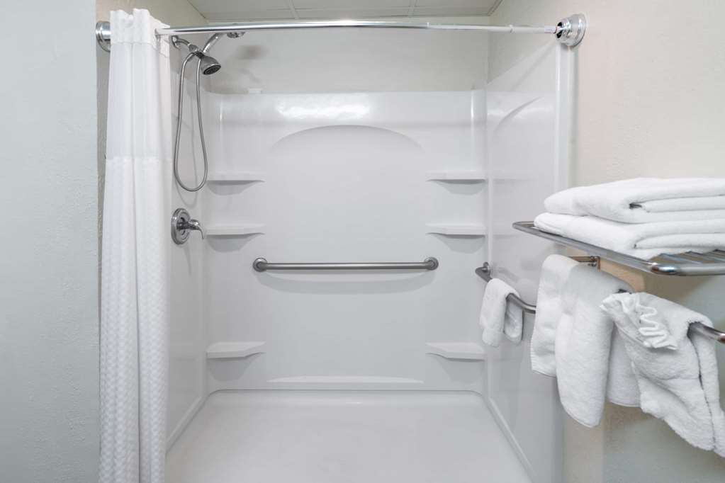 Red Roof Inn & Suites Hinesville - photo 19