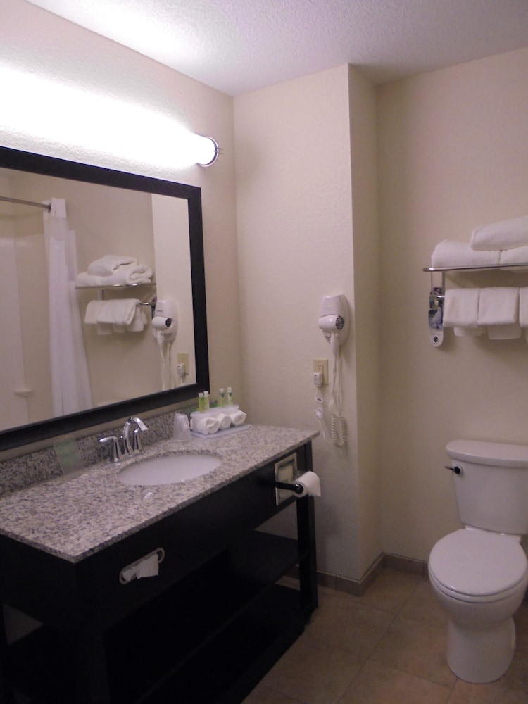 Holiday Inn Express & Suites Nevada by IHG - photo 35