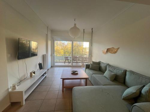 Spacious 3bdr apart w balcony 5 mins to acropolis — 4-Star Luxury Hotel in Athens, Greece