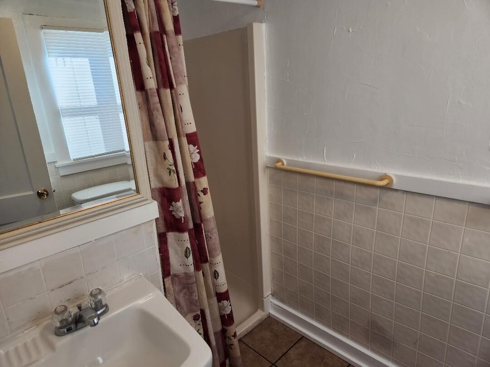 Jonathan Edwards Motel - photo 17