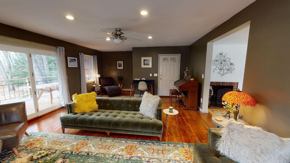 Winter Lore - carbon neutral hotel in Mendon