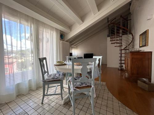 Mansarda Munari in centro a Cornuda tra le colline Prosecco — 4-Star Luxury Hotel in Cornuda, Italy