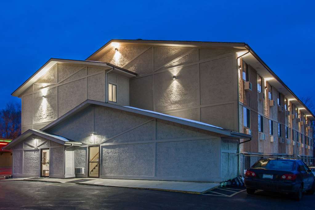 Super 8 by Wyndham Dubuque - photo 3