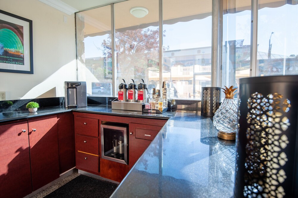 Studio City Court Yard Hotel - photo 2