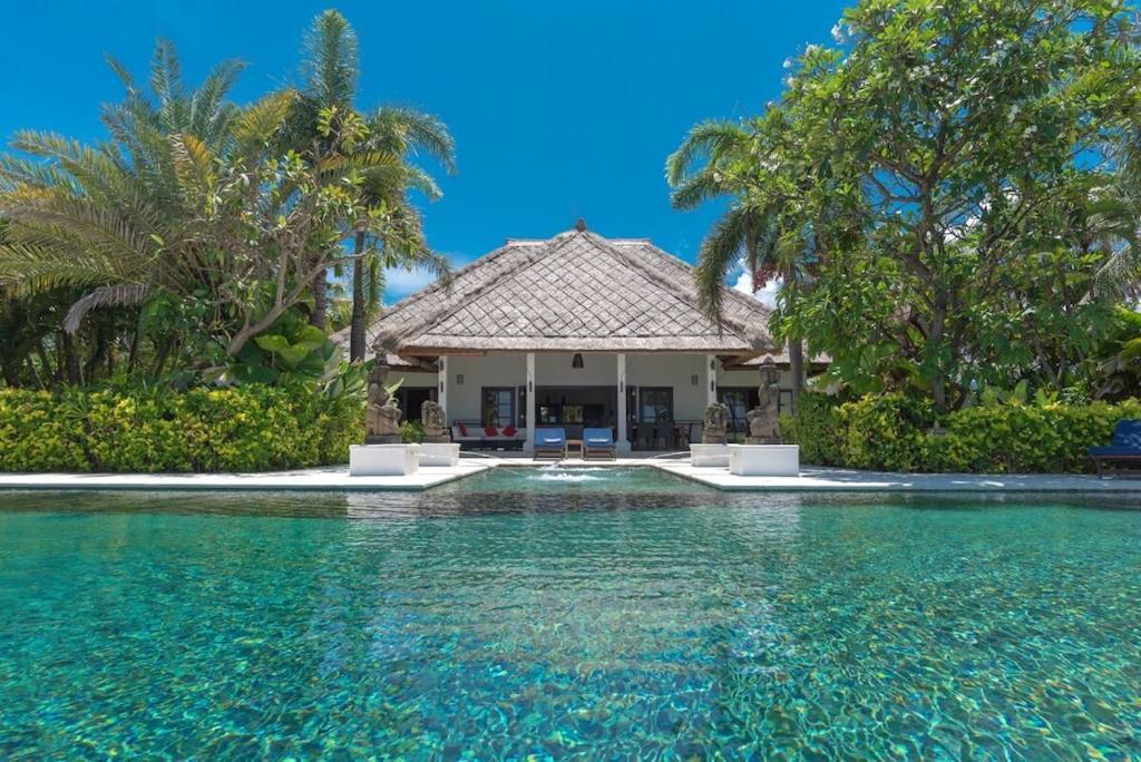 Villa Sali: luxury beach villa with staff — 4-Star Luxury Hotel in Seririt, Indonesia