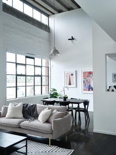 Chic Urban Loft in Prime Location — 4-Star Luxury Hotel in Melbourne, Australia