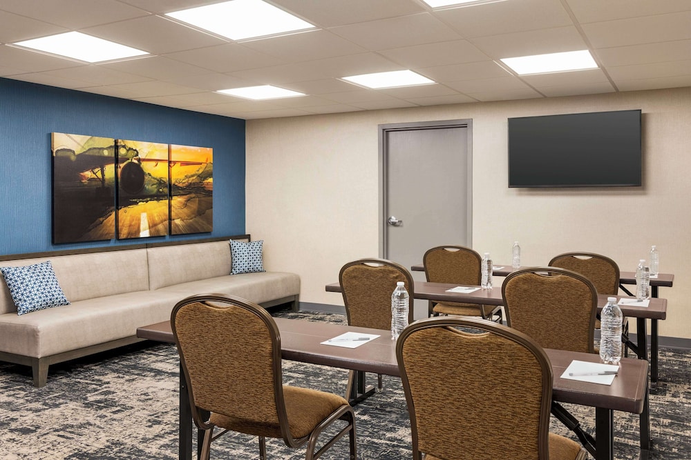 Hampton Inn Chicago O'Hare International Airport - photo 32