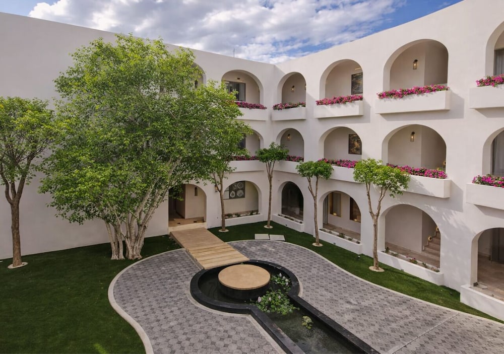 Hotel Serenata Santa Lucia — Merida