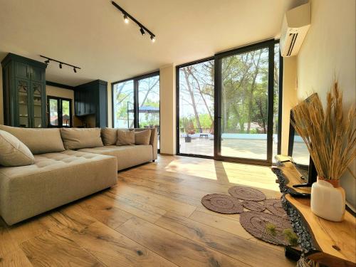 PineTrees Penthouse @ the beach in Golem, Albania