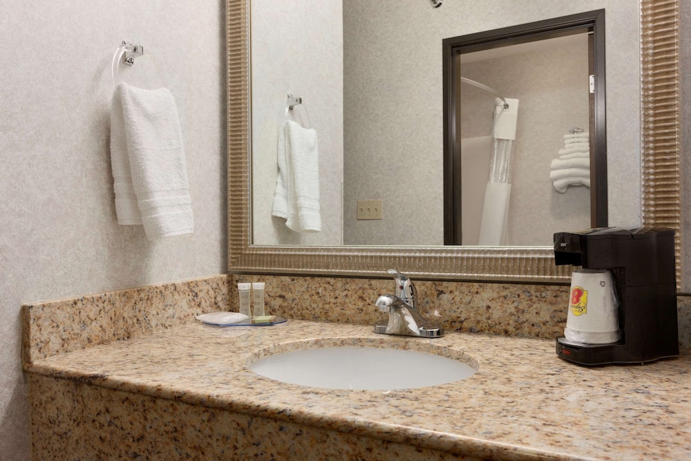 Riverdale Inn - photo 13