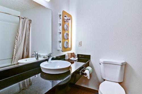 Economy Inn Pittsburgh Airport - photo 9