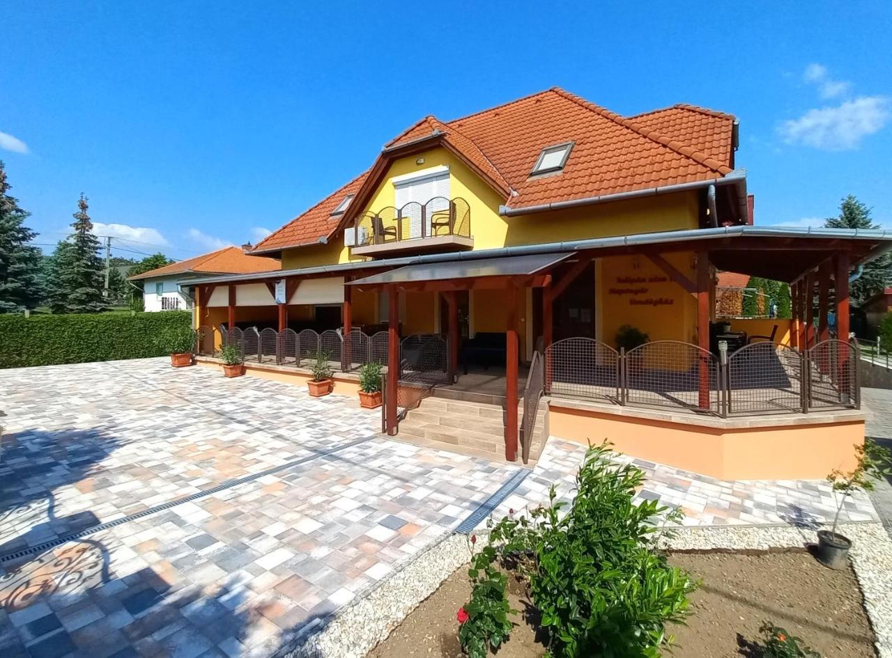 Napsugár Vendégház Apartman in Vonyarcvashegy, Hungary