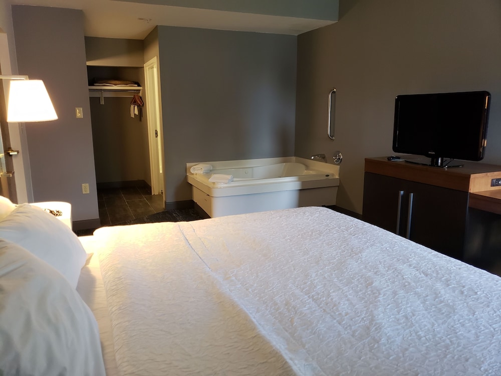 Hampton Inn & Suites Newtown - photo 10
