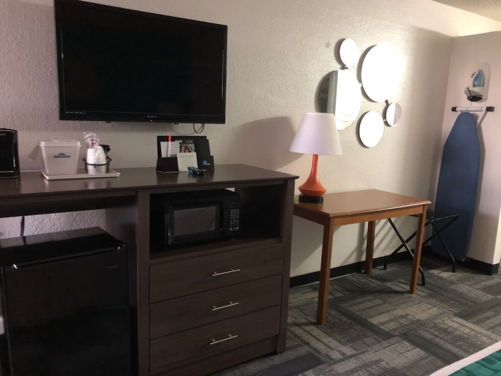 Howard Johnson by Wyndham Winter Haven FL - photo 36