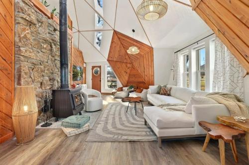 The Dome Home 1 2 mi to Beaver Lake Geodesic — 4-Star Luxury Hotel in Lowell, United States
