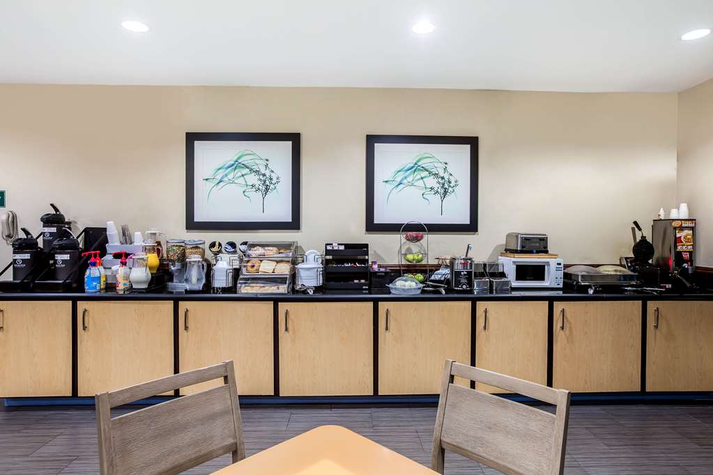 La Quinta Inn & Suites by Wyndham Pasadena - photo 34