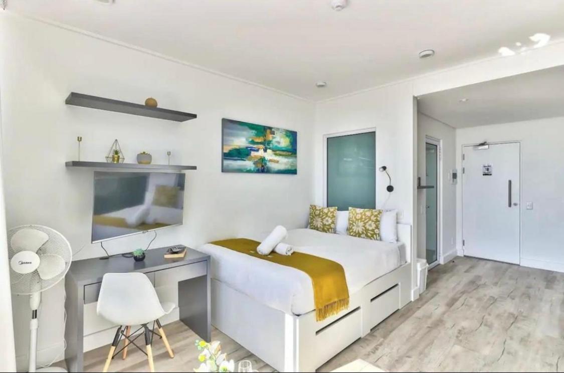 Modern Luxe Getaway for 2 with Stunning Cape Town Views Fast Wifi Queen Bed Voice Control Chic & Stylish Comfort