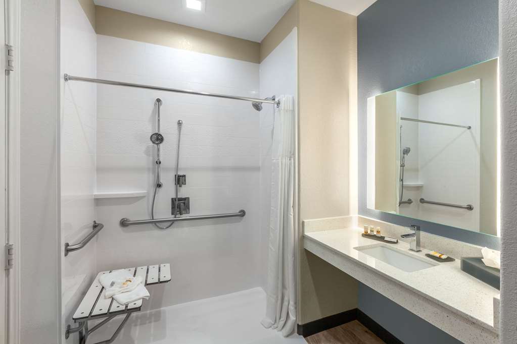La Quinta Inn & Suites by Wyndham Houston Channelview - photo 17